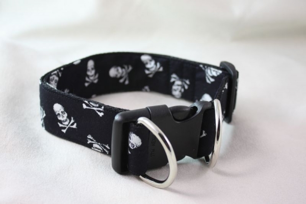 Halsband Totenkopf auf schwarz