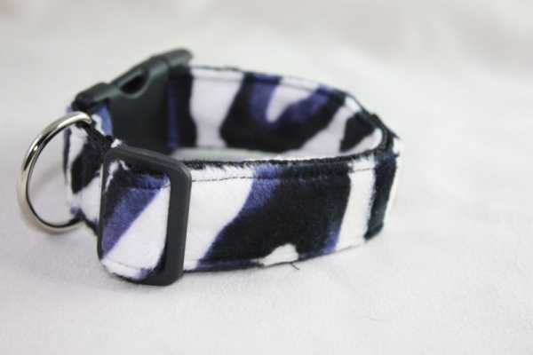 Fellhalsband Zebra blau